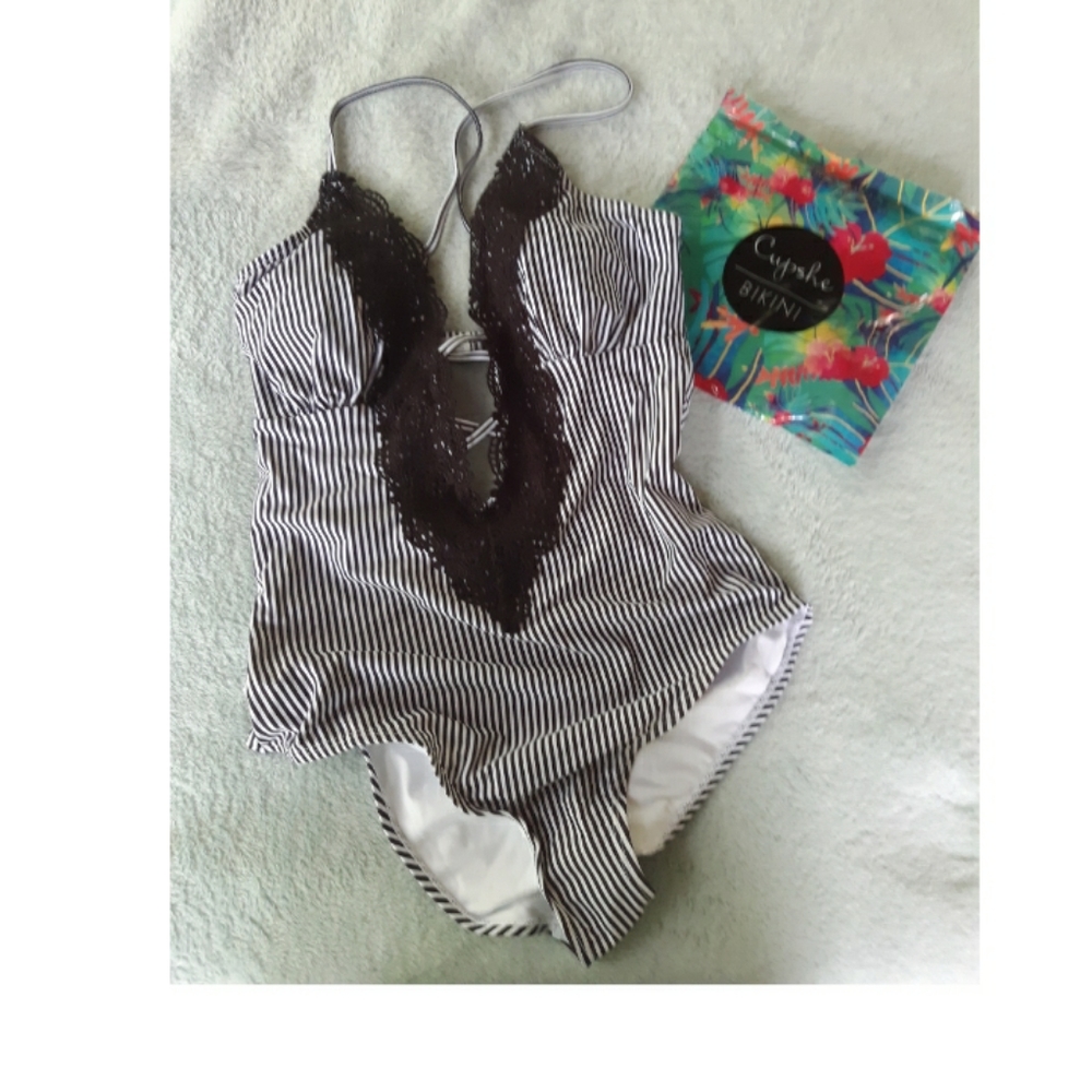 CUPSHE. one piece swimsuit. Size M
